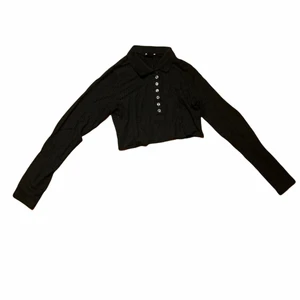 Långärmad tröja - En fin långärmad tröja från monki som jag själv har klippt. Den är ribbad, (se materialet på 3dje bilden) har en krage, och 7 knappar. Storlek S men den är väldigt skön och stretchig☺️💗