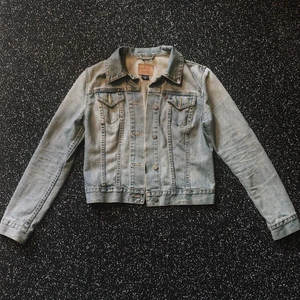 Levis jeansjacka S - Märke: Levi’s Färg: ljusblå/grå tvätt Storlek: S (34/36) Modell: dam/kvinna/womens. Nypris: 1349 kr  Kolla in mina andra annonser, säljer bl.a märken som: Champion, Victorias Secret, Tommy Hilfiger, Calvin Klein, Adidas, Nike, Puma, Aimn, Gymshark, Brandy Melville, Zara, Hollister, NAKD, Topshop, Fjällräven, Weekday, Monki, Triangl.