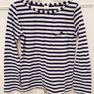 Randig tröja - Randig tröja i Mörkblå/vit från Gina Tricot. Storlek XS, modellen är lite oversized. 