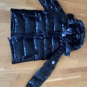 Moncler jacka storlek S - Hej! Säljer nu denna 3 månader gamla jacka av märket moncler som jag fick i födelsedagspresent, säljes pga flytt och behöver pengar till inredning. Billigare vid snabb affär. Passar både tjej och kille. Gratis frakt eller mötas upp i Finspång.