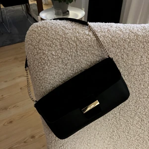 Axel väska  - Axelväska från hm, i nyskick! Mocka liknande material på översta delen och skinn liknande material nedtill🖤 frakt tillkommer på 26-51kr 