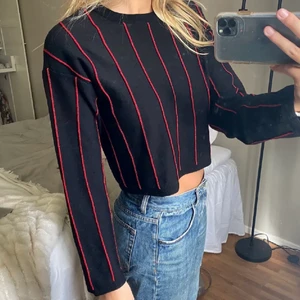 Topp - Jätte fin stickad tröja från zara med detaljer av röda glittriga ränder✨