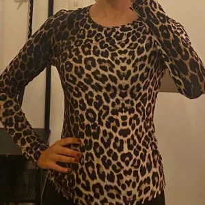 Leopardmönstrad tröja  - 🤎 70 kr exklusive (innan) frakt, storlek S 🤎