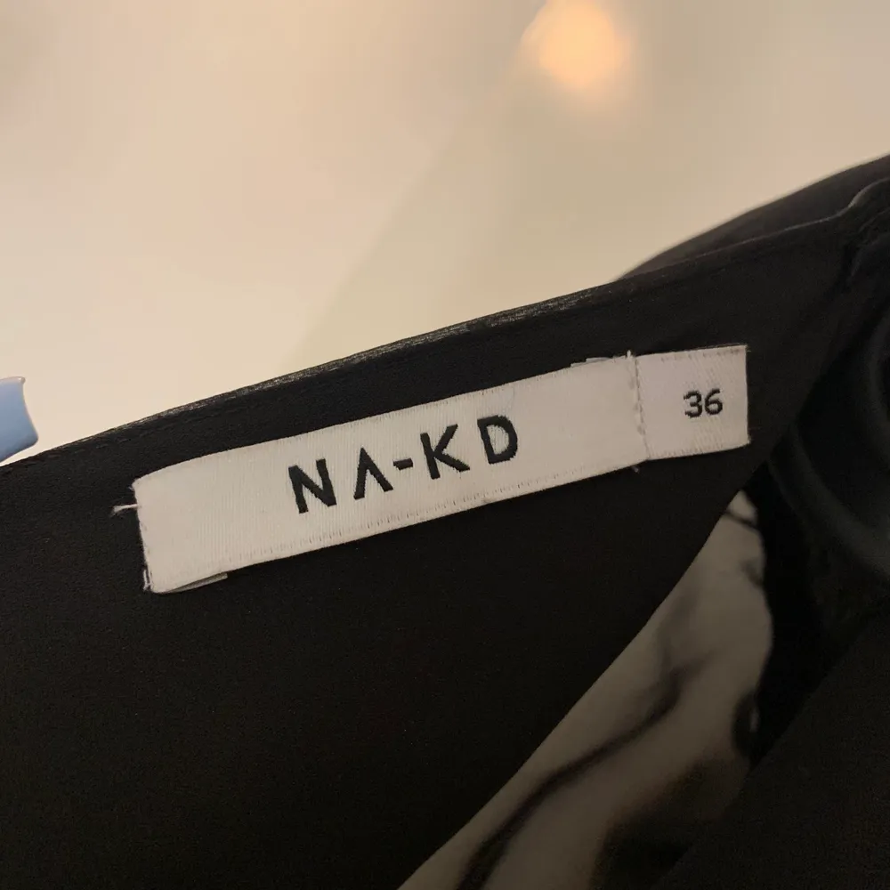Säljer denna jättefina blusen från NAKD för den är för liten för mig, så helt oanvänd. Köpt för 300kr tror jag, fick den i present så osäker. Den är i jättefint skick och fin öppen rygg ❤️ . Blusar.