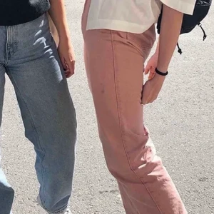 Rosa byxor - Obs första bilden lånad!! Superfina rosa brallor som tyvärr inte kommer tills nvändning längre💖💖