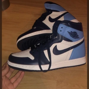 Jordan 1 OBSIDIAN - Storlek 40, US 7 alltså. Har haft de i någon månad men använt de endast en gång då de är för stora. 