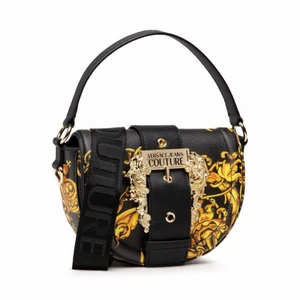 Versace väska  - Knappt använd väska endast använd på semester. Köptes på room 1006 för 1900 kr och ser som ny ut. Band tillkommer gratis. 