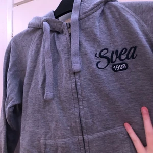 Svea grå tröja  - Jätte snygg svea luvtröja, stolek S 💕