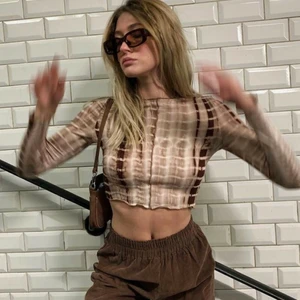 Brun/vit långärmad topp - Brun/vit långärmad topp i tunnare material, perfekt till sommaren. Lånad bild men egna bilder går att få vid intresse 🤩 Spårbar frakt går att fixa om det önskas💘