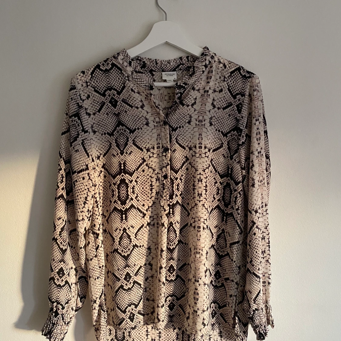 Blus med fina detaljer på ärmen 