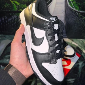 Nike Dunk Low ”Retro White Black”🐼 - Nike Dunk Low ”Retro White Black”🐼                                 Storlek:  -36.5x2-40  Pris:1999kr  -42 Pris:2199k