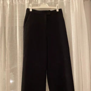 Kostymbyxor  - Supersnygga kostymbyxor som man  både kan ha som highwaist och som midwaist. Om man vinet ner kanten blir de lågmidjade. Ger en oversized look. Knappt använda