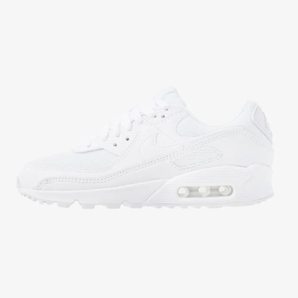 Helt nya Air Max 90 white i storlek 44. Helt slutsålt för det mesta i denna storlek vad jag vet. Hör av dig vid frågor så kan vi möjligtvis lösa önskar storlek🤙👍. Skor.