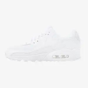 Helt nya Air Max 90 white i storlek 44. Helt slutsålt för det mesta i denna storlek vad jag vet. Hör av dig vid frågor så kan vi möjligtvis lösa önskar storlek🤙👍