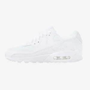Air Max 90 white - Helt nya Air Max 90 white i storlek 44. Helt slutsålt för det mesta i denna storlek vad jag vet. Hör av dig vid frågor så kan vi möjligtvis lösa önskar storlek🤙👍