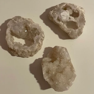 Kristall - rå kalcedon geod  - Helt nya, äkta, har bara en kvar till salu !! Frakten är 14kr och postbevis samt gåva ingår alltid 🤍⚡️