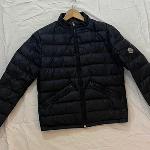 Moncler vårjacka  - Moncler jacka i modellen Agay. Köpt förra vintern från monclers egna hemsida. Jackan har ett knappt synligt håll längst ner. Något man lätt kan fixa men jag aldrig tagit mig tiden till då de knappt syns. Mer bilder på kvittot kan givetvis fixas vid intresse av köp. Qr kod finns också samt box och tags:)  Kan gå ner i pris vid snabb affär :)