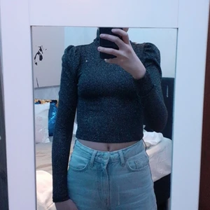 Svart glittertröja stl xs - En fin svart glittertröja med liten krage och puffärmar i storlek xs. Använts endast en gång på nyår. Priset kan diskuteras.