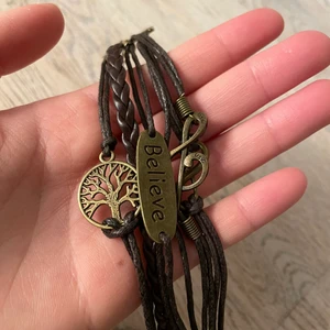 Armband brun - Säljer dessa bruna, brons färgade armband❤️Ett brons tecken på ett träd, ett not tecken med en döskalle på, ett ”förevigt” tecken och en liten bricka som det står ”bellieve” på❤️Finns bara en kvar❤️Frakt 13kr, säljer 10kr st❤️Fått från min faster, ingen av oss har använt❤️Ställ gärna frågor❤️