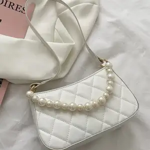 Jättesöt vit väska med pärlor