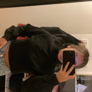 Polo croppad sweatshirt  - En svart polo croppad sweatshirt från NLY, slutsåld nu! Använd 1-2 gånger! Storlek XS men passar även S! Säljer denna för 120 kr+ frakt tillkommer! 