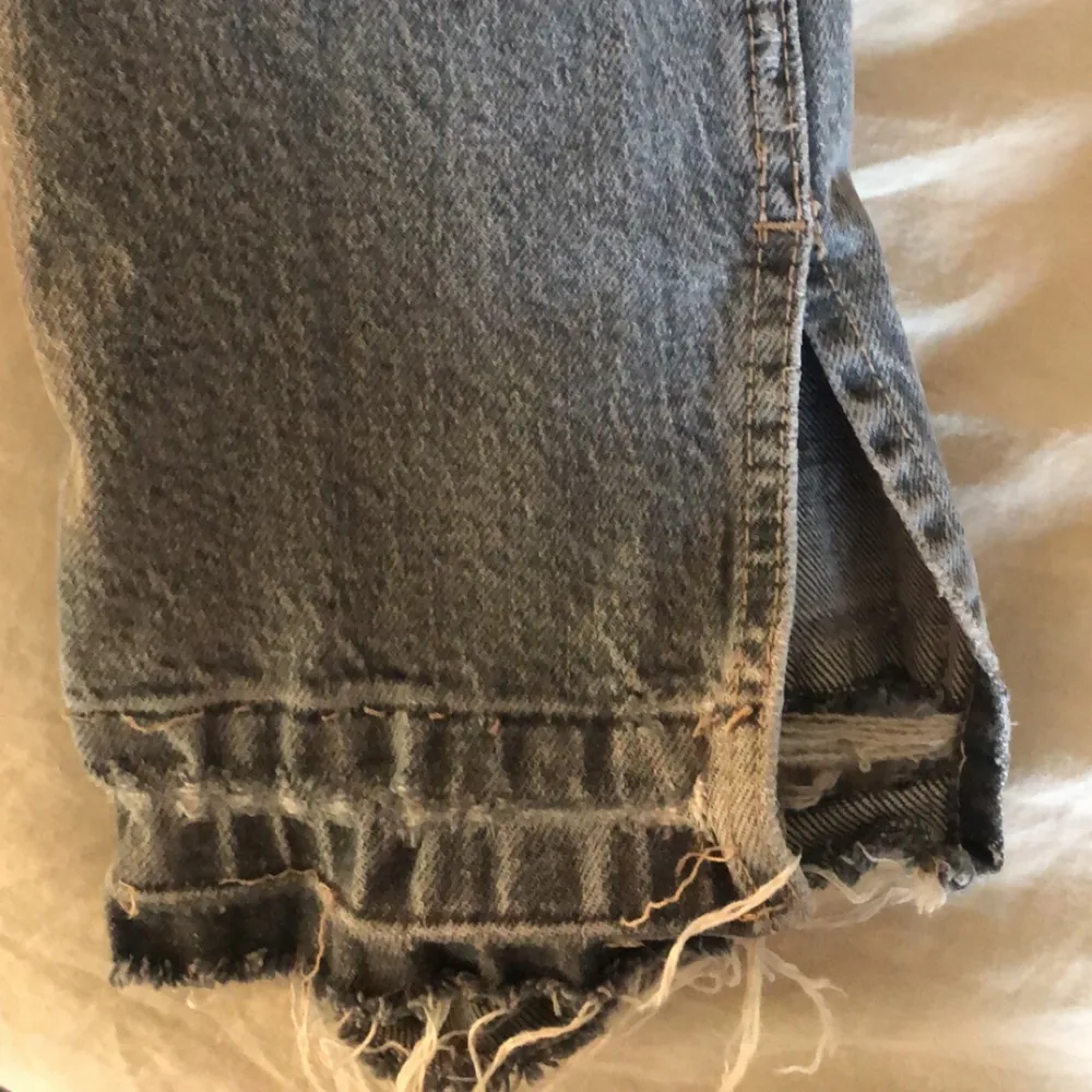 Säljer dessa trendiga jeans med slits från Zara💞 Dom är ljusgrå i storlek 38 men skulle mer säga att dom sitter bra på mig som vanligtvis bär 36:)) köparen står för frakt!! Skriv vid frågor😃. Jeans & Byxor.