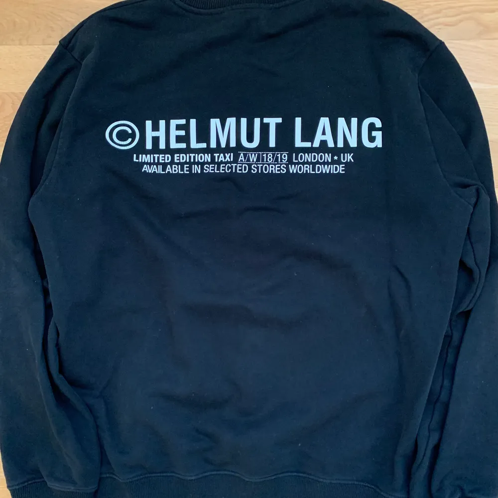 Svart Helmut Lang tröja i storlek M (passar M/L). Skick 7/10 eftersom lite färg av i:et på ”taxi” har försvunnit. (Priset är diskuterbart). Tröjor & Koftor.