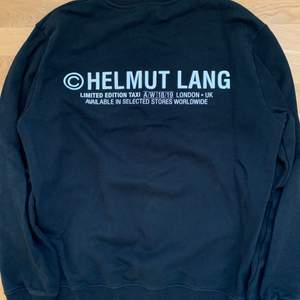 Svart Helmut Lang tröja i storlek M (passar M/L). Skick 7/10 eftersom lite färg av i:et på ”taxi” har försvunnit. (Priset är diskuterbart)