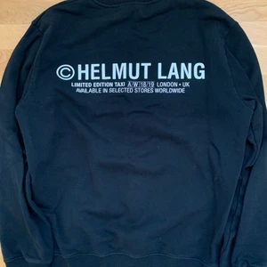 Helmut Lang sweatshirt - Svart Helmut Lang tröja i storlek M (passar M/L). Skick 7/10 eftersom lite färg av i:et på ”taxi” har försvunnit. (Priset är diskuterbart)