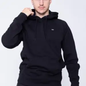 Säljer nu min ” vans versa standard black” hoodie då den ej kommer till användning och de är bättre nån annan får användning av den Fint skick Köpt runt 500 kr  Hör av dig om du vill ha fler bilder på den  TAR ENDAST SWISH!!