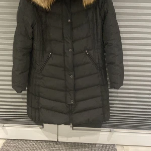 Rock and blue dam jacka i stl 44 - Säljer min rock and blue dam jacka. Strl 44. Endast använd ett fåtal gånger. Super fin, inget slitage då den knappt är använd. Äkta päls på luvan. Nypris 4999:- säljer för 2500. Priset kan diskuteras vid snabb affär. Kan hämtas upp i Göteborg eller fraktas.