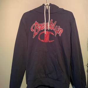 Mörkblå champion hoodie storlek M, säljer då den inte kommer till användning längre 