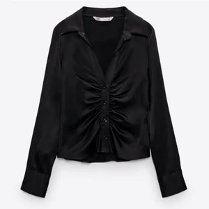 Svart zara tröja  - Hej, säljer nu en liknande tröja som på bilden. I storleken s. Skriv för intresse eller bilder. Den är ALDRIG andvänd❤️😫