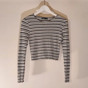 randig tröja - randig långärmad tröja 🦓 jättegullig tröja som passar till massor av olika outfits och stilar. använd men fortfarande i okej skick!! priset går att diskutera, så kom med egna förslag 😇 om fler skulle vara intresserade så blir det budgivning! 