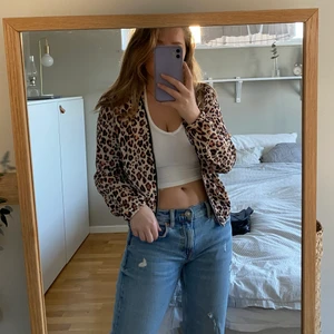 Leopard jacka/kofta - Cool leopard jacka från H&M perfekt till tema fest, då den är från tidigt 2000-tal men också pågrund av mönstret. Eller varför inte ha till vardags? 