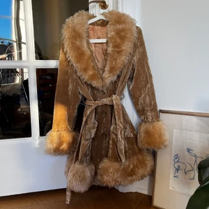 Jacka med pälskrage  - Underbar jacka med pälskrage (fake) 