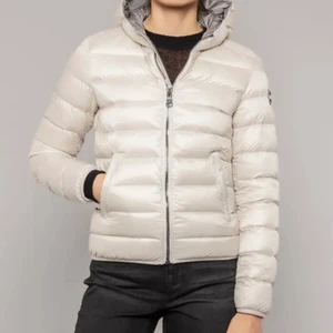 Colmar dunjacka - Vit/beige colmar dunjacka i storlek xs. Skickar fler bilder på jackan vid intresse😊