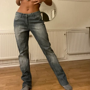 Snygga jeans!! - Säljer dessa snygga levis jeans köpta second hand. Jätte snygga jeans!! Jag brukar ha 78cm i midjan och är 160 cm lång. De är lite för stora för mig i midjan:(( 