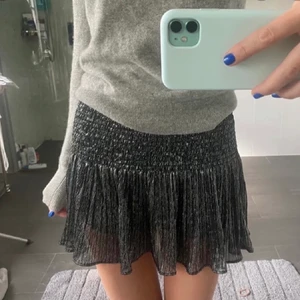 Glittrig zara kjol - Vill helst byta denna kjolen i strl M till en S/XS! Men kan sälja vid bra bud🥂 knappt använd❤️