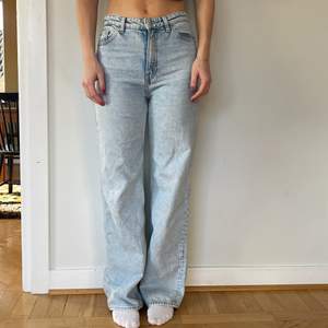 Raka jeans från monki, långa i benen, storlek 26