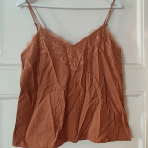 Linne från Object. - ** HELT OANVÄNT ** koppar rött linne som jag köpt på myrornas för 75kr, sitter för tajt på mig över bysten så säljer vidare! Superfint linne i 40% polyester, stl 40, med snygg lace på toppen. Skicka meddelande vid intresse, kan mötas upp vart som på Stockholms tunnelbana linjer för överlämning!