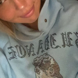 Rhinestone hoodie - Intressekoll på min fina rhinestone hoodie, har fått ny mobil o därför dålig bild men skickar gärna mer privat! Limited och inga stenar har ramlat av
