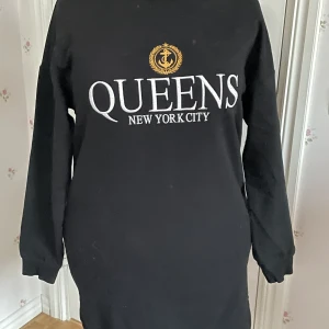  Svart oversized sweatshirtklänning  - Svart sweatshirtklännig med ”Queens New york city” logga broderat. Storlek 38/M men passar L, sydocka är i storlek L. Kan skickas eller möttas upp, köparen står för frakten. Betalning sker via swish, meddela mig gärna om mer detaljer eller frågor. <3