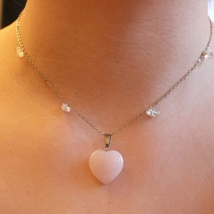 Halsband - Halsband med fyra genomskinliga stenar och ett rosa hjärta i rosenkvarts. 