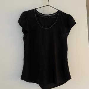 Säljer en blus från Rut & Circle storlek 36, svart färg, inte det minsta genomskinlig, tunnt tyg! 😍