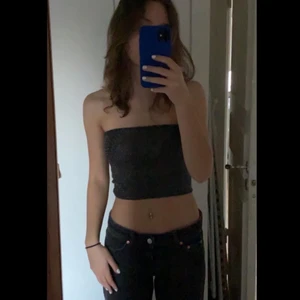 Weekday arrow low straight jeans - Säljer för att jag köpte två storlekar och glömmde skicka tillbaks den som inte passade. Världens skönaste lågmidjade jeans! Köparen står för frakten och om det finns frågor är det bara att höra av sig :)