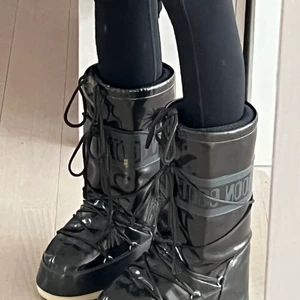 Moon boots strl 39-41 - Gråsvarta moon boots!🌪köpta bara någon vecka innan julafton 2021🔗säljer pga större intresse för låga! använts fåtal gånger och i bra skick👽