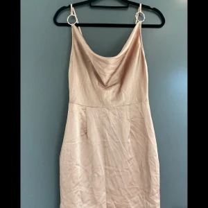 Sidenklänning - Brun/guld sidenklänning. Är helt ny med lappar kvar. Storlek S. 