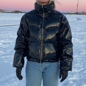 Lack dunjacka  - Dunjacka i lack från Sweet sktb i väldigt fint skick! Nypris 1100 kr. Storlek M men går att justera i midjan (bild 2). Finns en liten defekt på dragkedjan (löparen, bild 3) men det påverkar inte funktionen!🖤