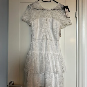 Vit klänning - Felköpt super fin hit klänning. Passar perfekt till studenten!! Prislappar sitter kvar